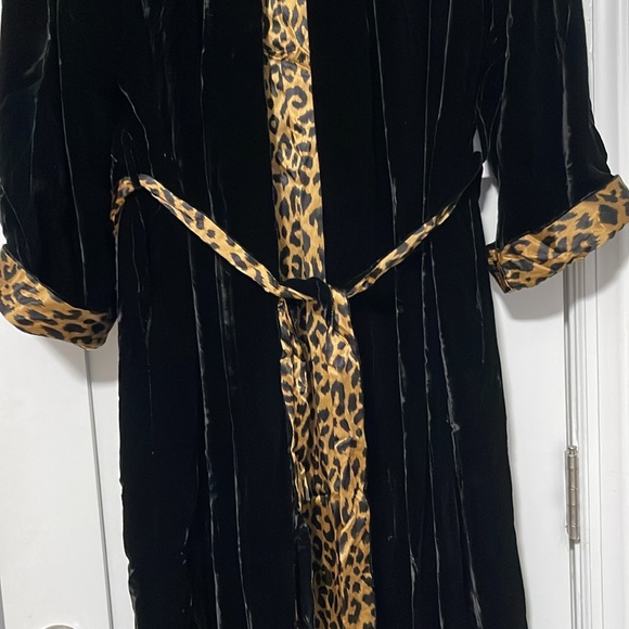 NWT Vintage Sz M/L Victoria Secret Blk Velvet leopard silk lined robe - Picture 2 of 5